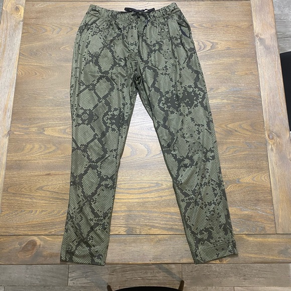 Lululemon jet crop slim pants green snake print - Picture 1 of 4